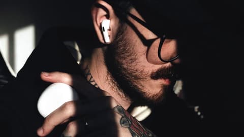 Megjelent egy videó, melyben használat közben látható a kamerás AirPods