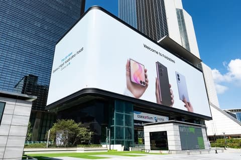 Az eddigi legnagyobb hirdetési kampányával válaszol a Samsung a hajtogatható iPhone-ra