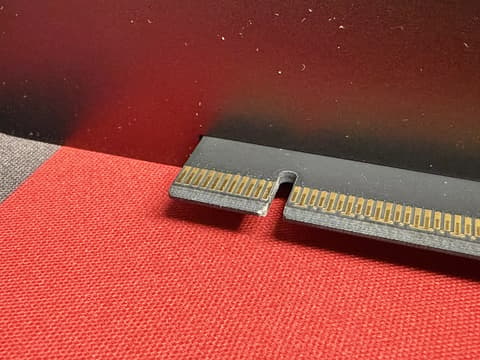 Az ASUS alaplapok videokártya-kiszerelést megkönnyítő Q-Release Slim funkciója kárt okoz a PCIe csatlakozó felületében?