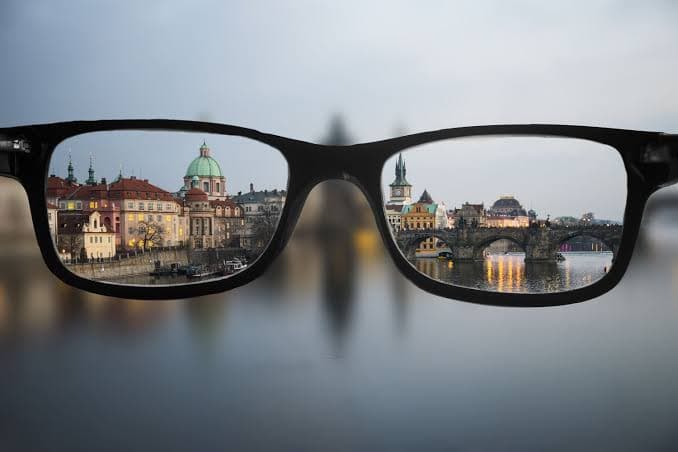 Indigoblau gegen Kurzsichtigkeit?