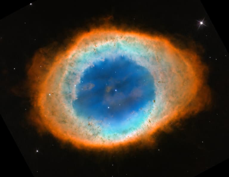 Misterioasa urmă de fier din Nebuloasa inelară