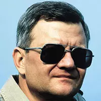 Elhunyt Tom Clancy