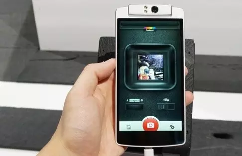 Oppo szabadalmat sért a Polaroid friss mobilja