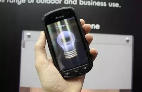 MWC: Napelemes kijelzővel szerelt mobil a Kyoceránál