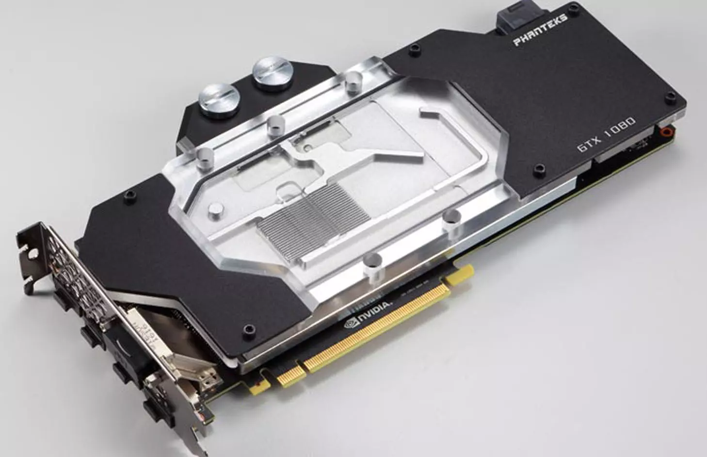 Phanteks folyadékhűtő blokk GTX 1080-ra, RGB LED fényárral