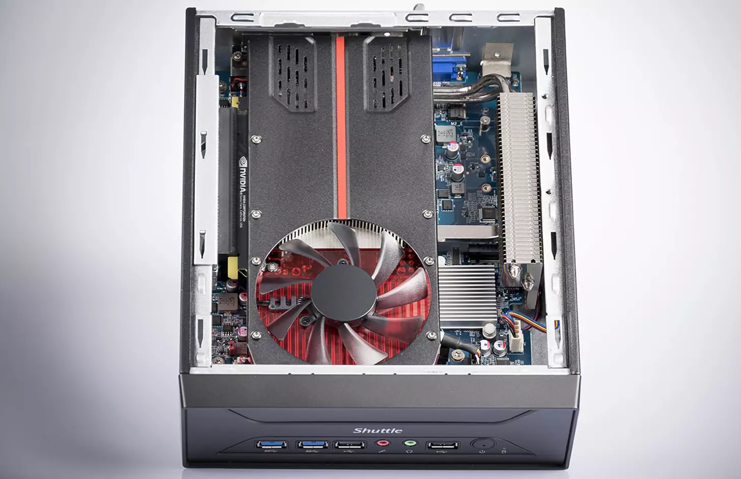 PCIE 3.0 x16-os slotot is rejt a Shuttle apró PC-je