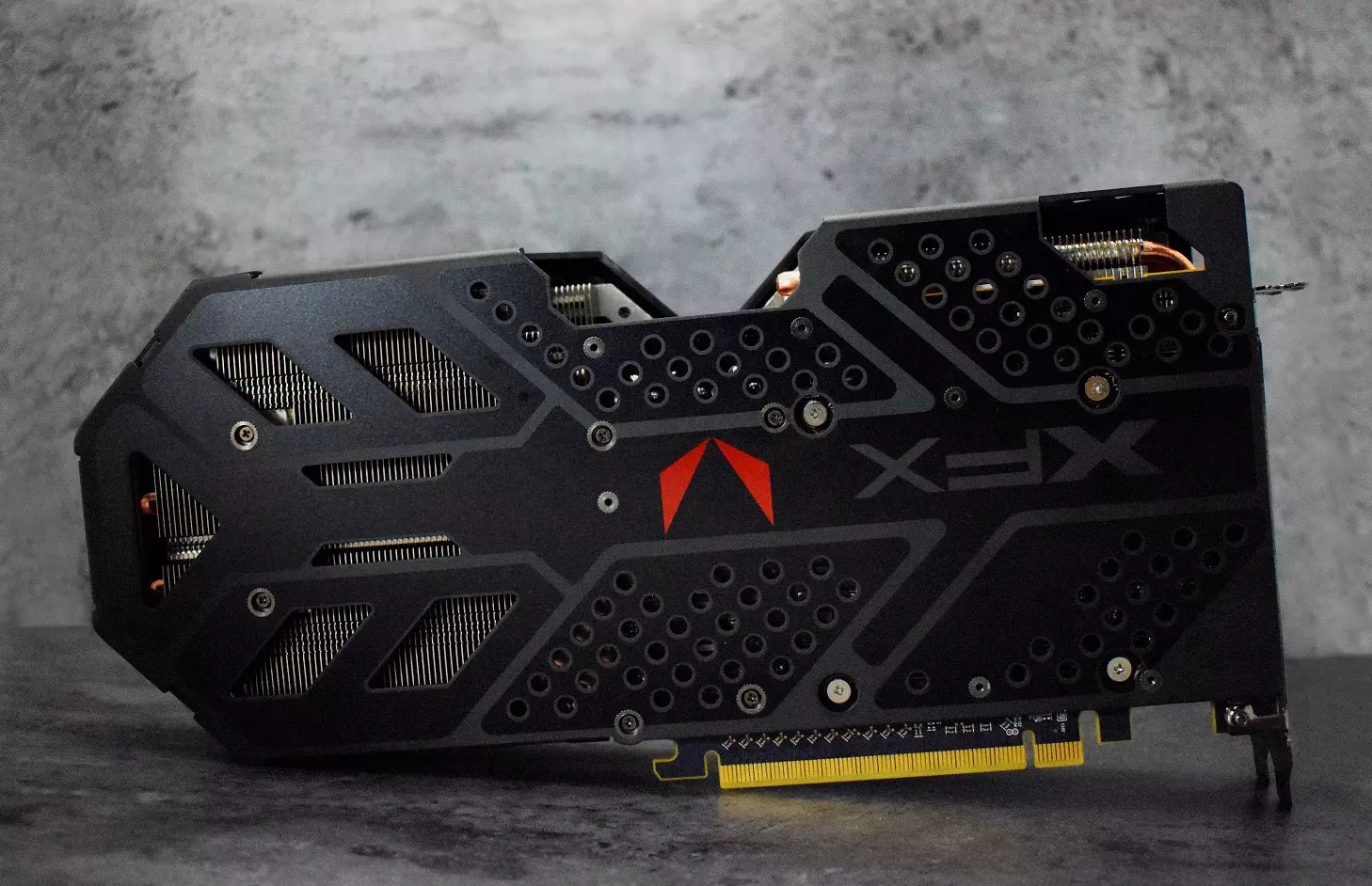 Különleges dizájnnal érkeznek az XFX új Radeon RX Vegái