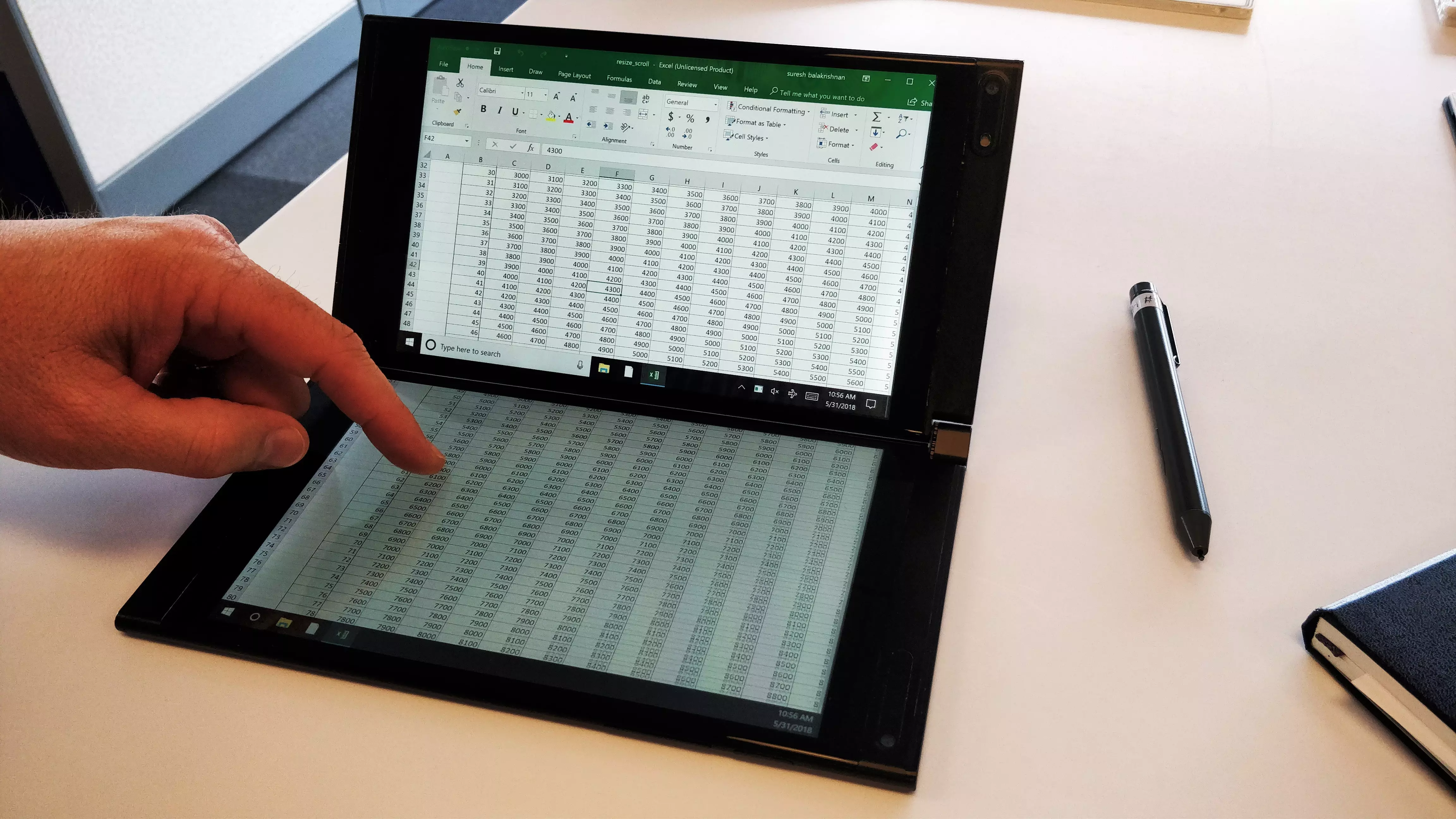 E-ink és LCD panellel érkezik az Intel dupla kijelzős notesze