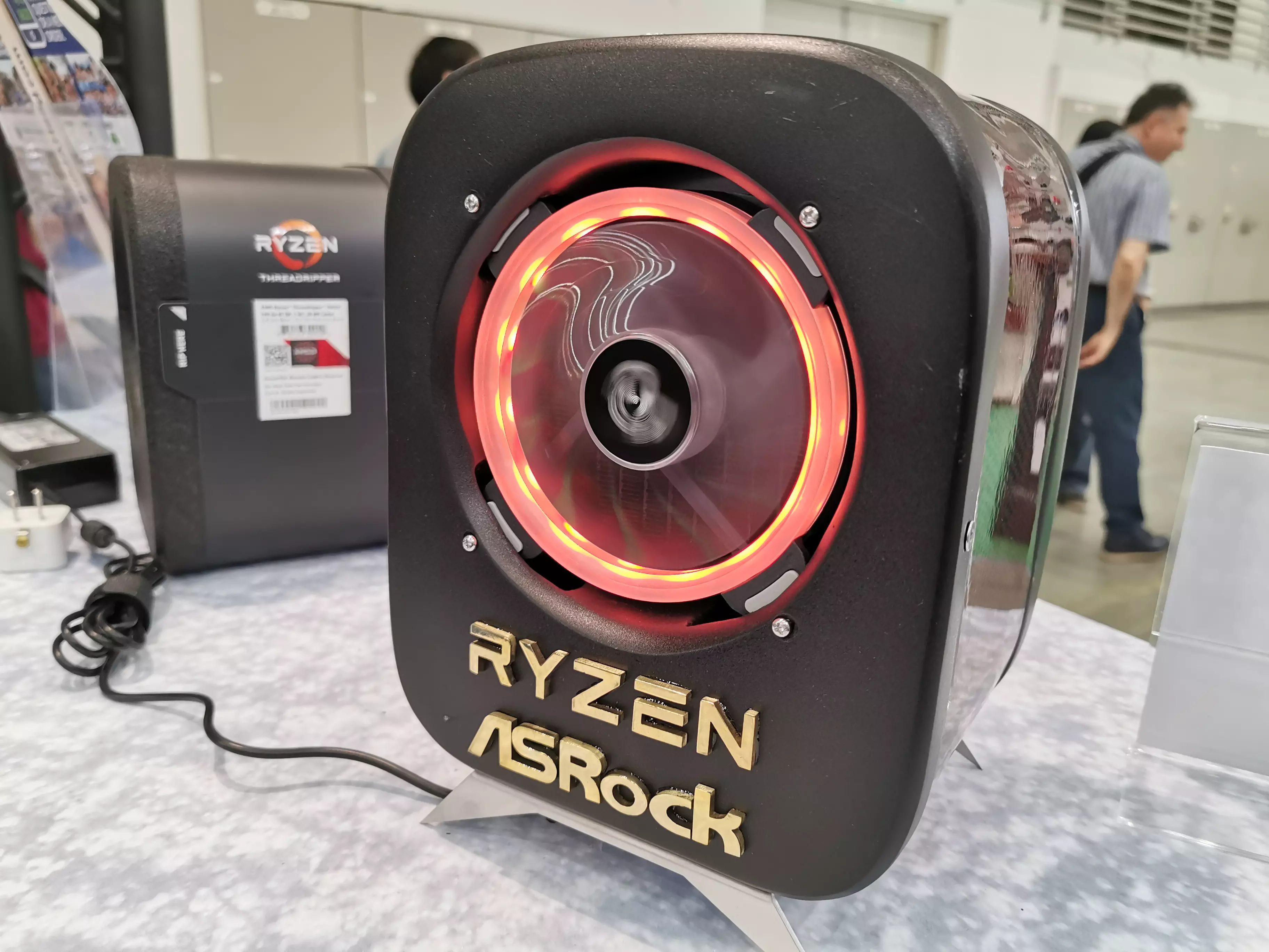 Processzordobozba épített komplett PC