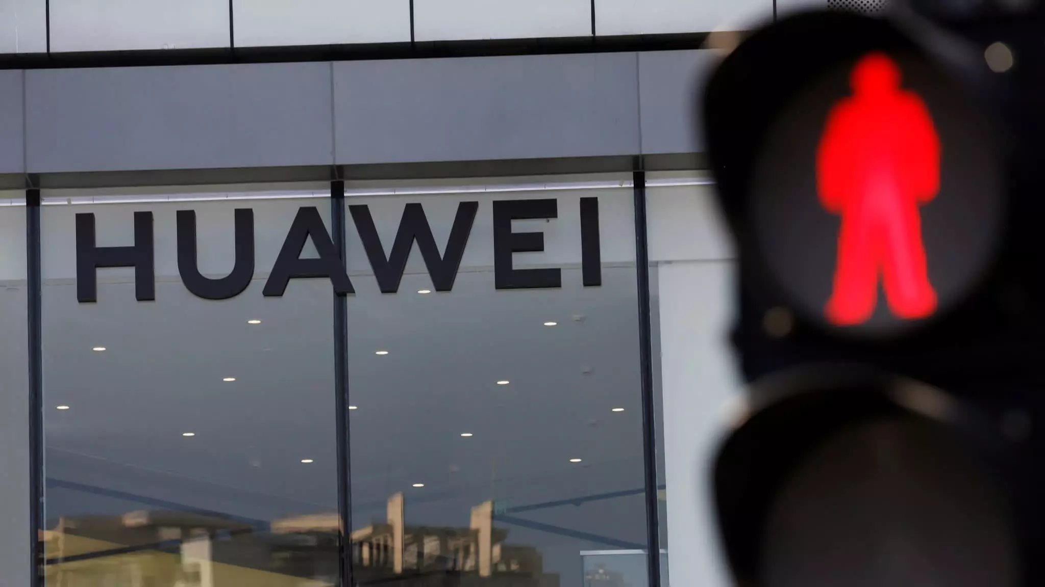 Döntött az USA, újabb szigorítást vezet be a Huawei ellen
