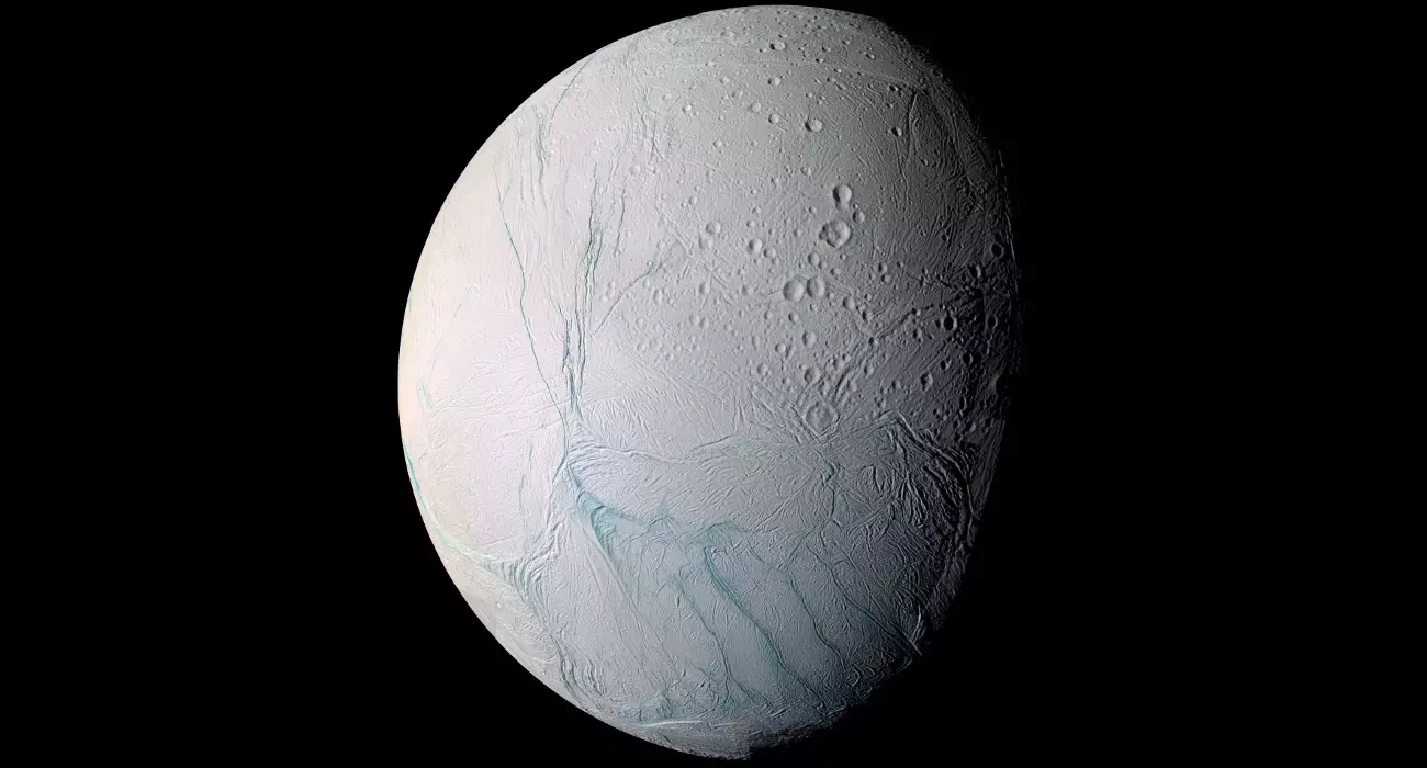 Friss jég nyomai látszódnak az Enceladus északi féltekéjén is