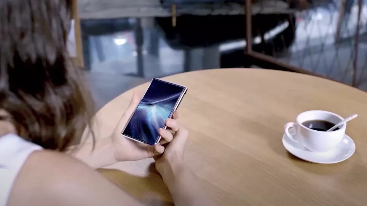 Papirusztekercsként viselkedő OLED kijelzős és új mobilkoncepciót vizionál a TCL