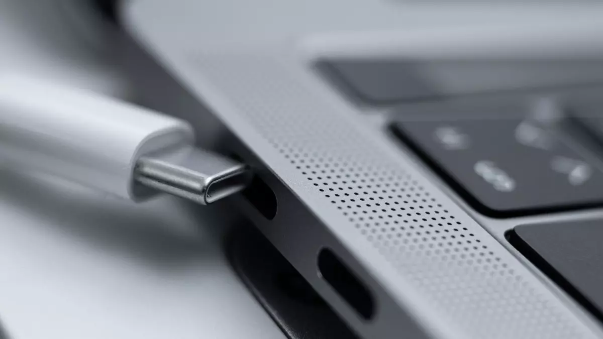 Új macOS frissítés védi meg a MacBook-okat a téglává válástól