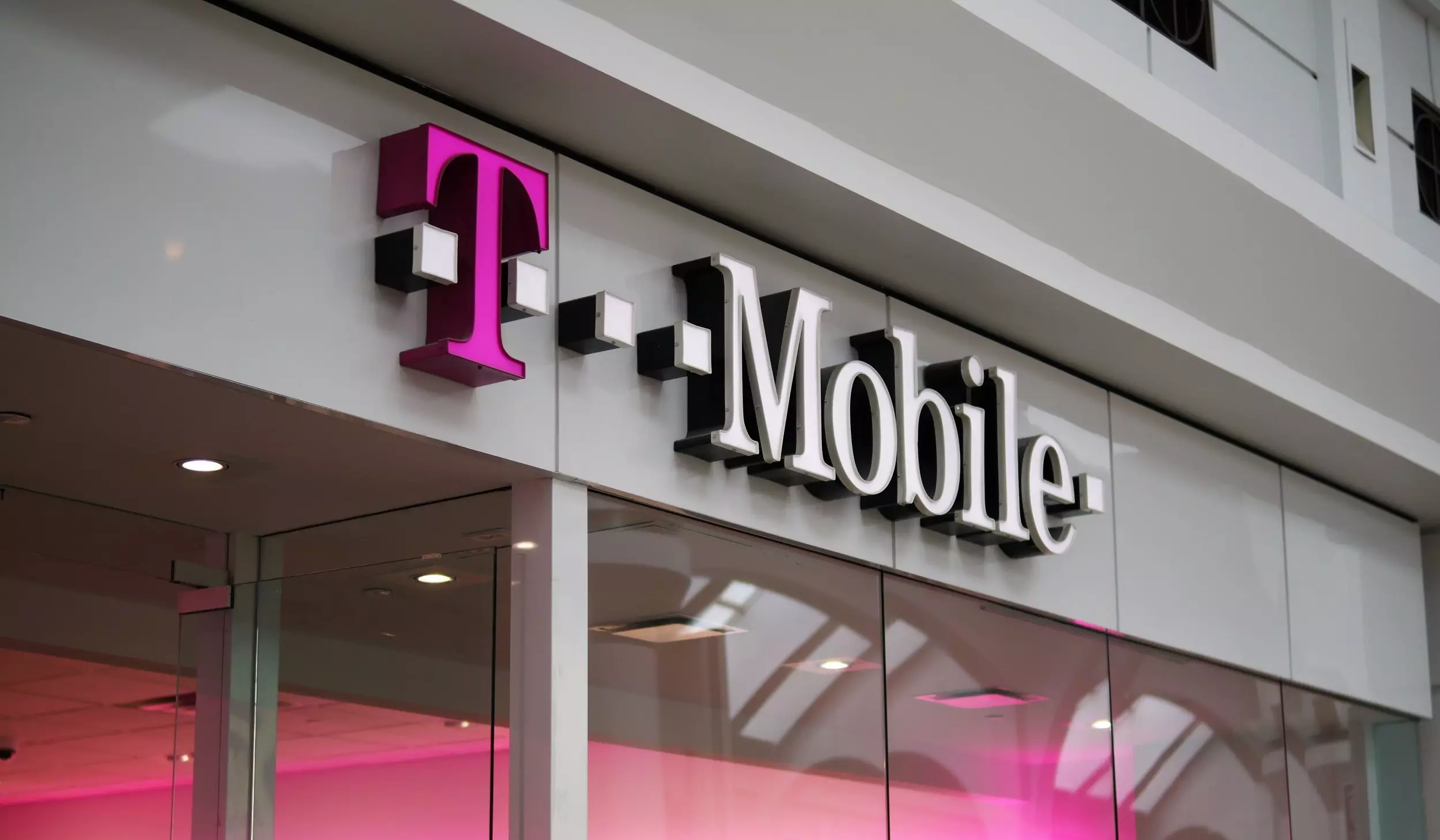 Masszív adatszivárgás áldozata lett a T-Mobile, de a cég egyelőre nem túl beszédes