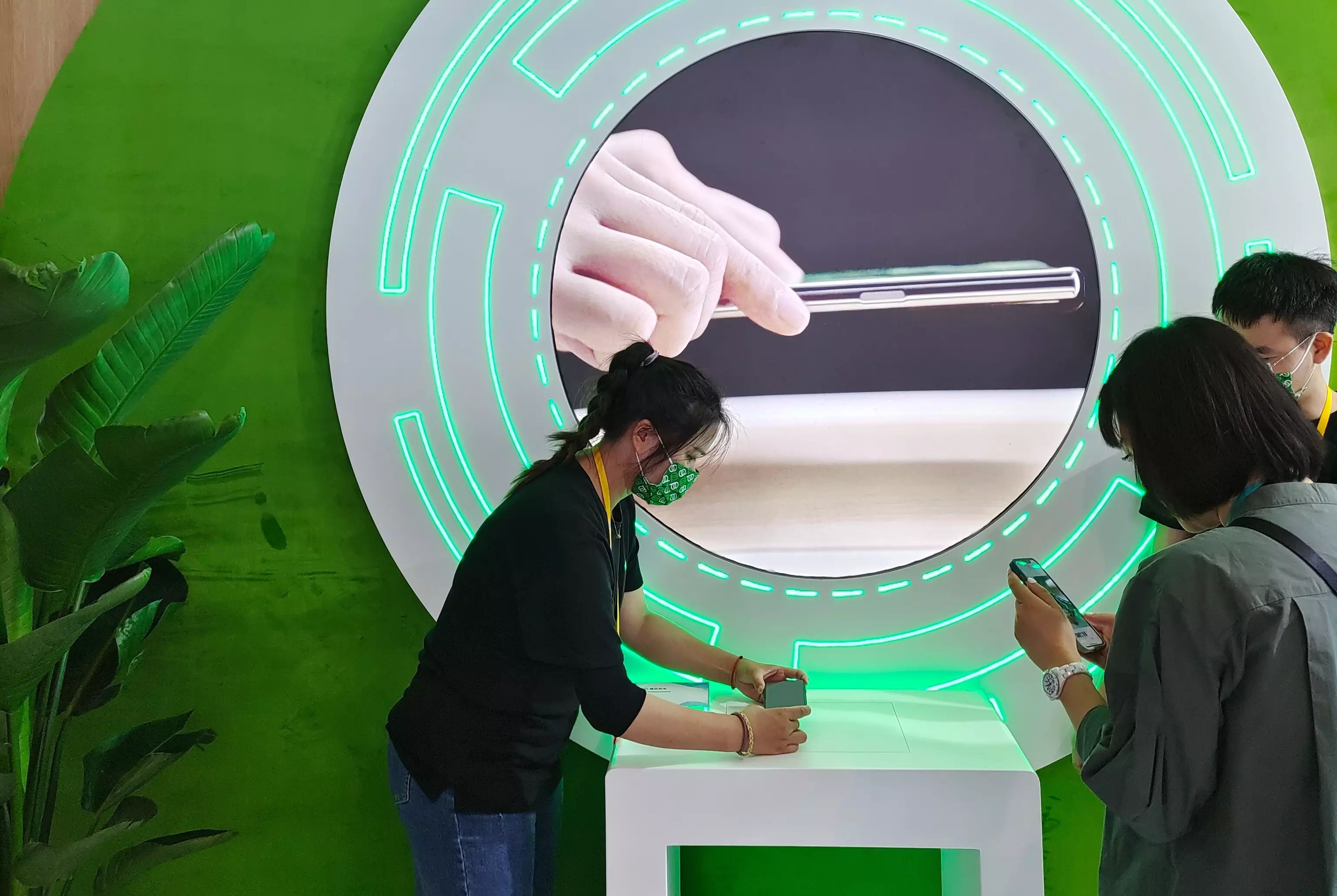 MagVOOC néven itt az Oppo mágneses töltője, és valódi vezeték nélküli töltés is érkezik