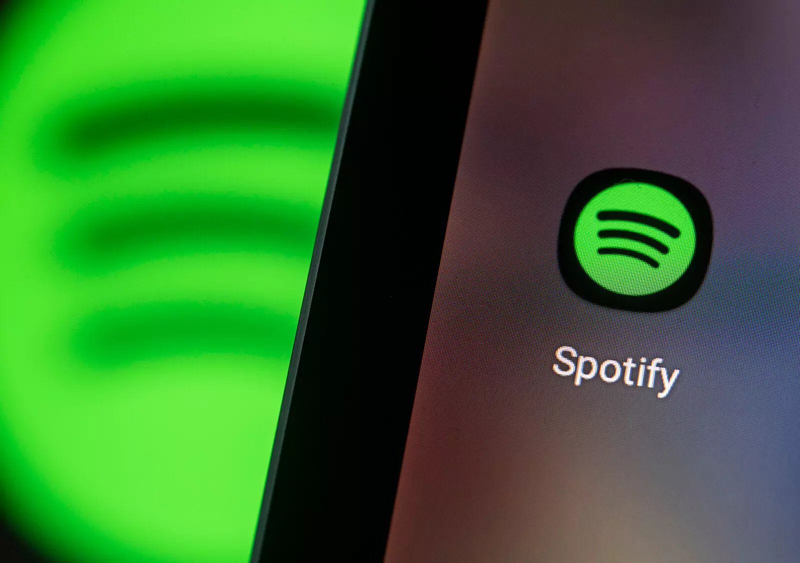 Felcímkézi a COVID-19-cel kapcsolatos podcasteket a Spotify