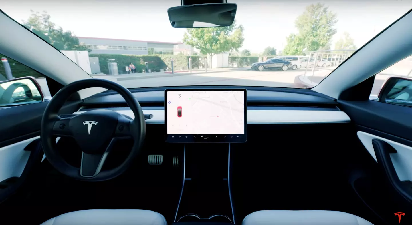 Magánrepülővel ütközött egy sofőr nélküli Tesla