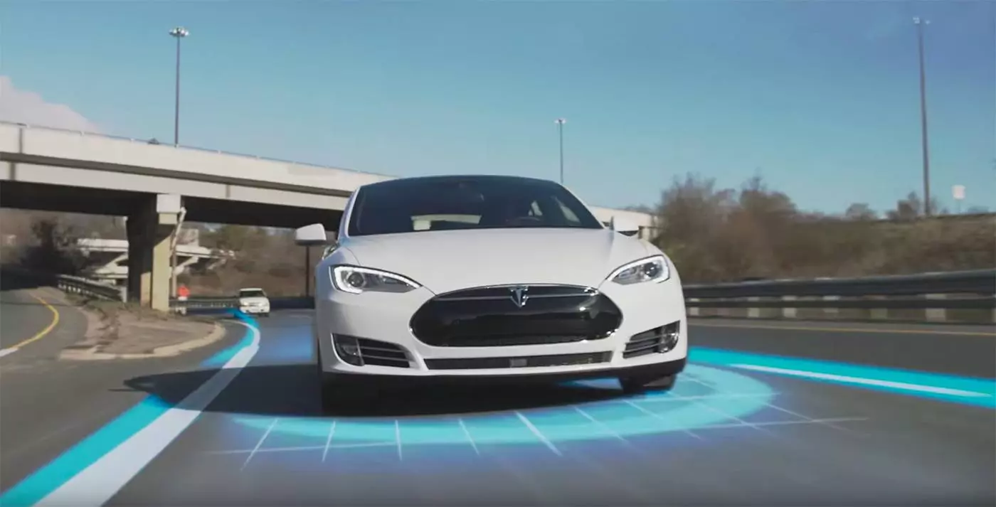 Távozik a Teslától az Autopilot vezető fejlesztője, az okokról csak találgatni lehet
