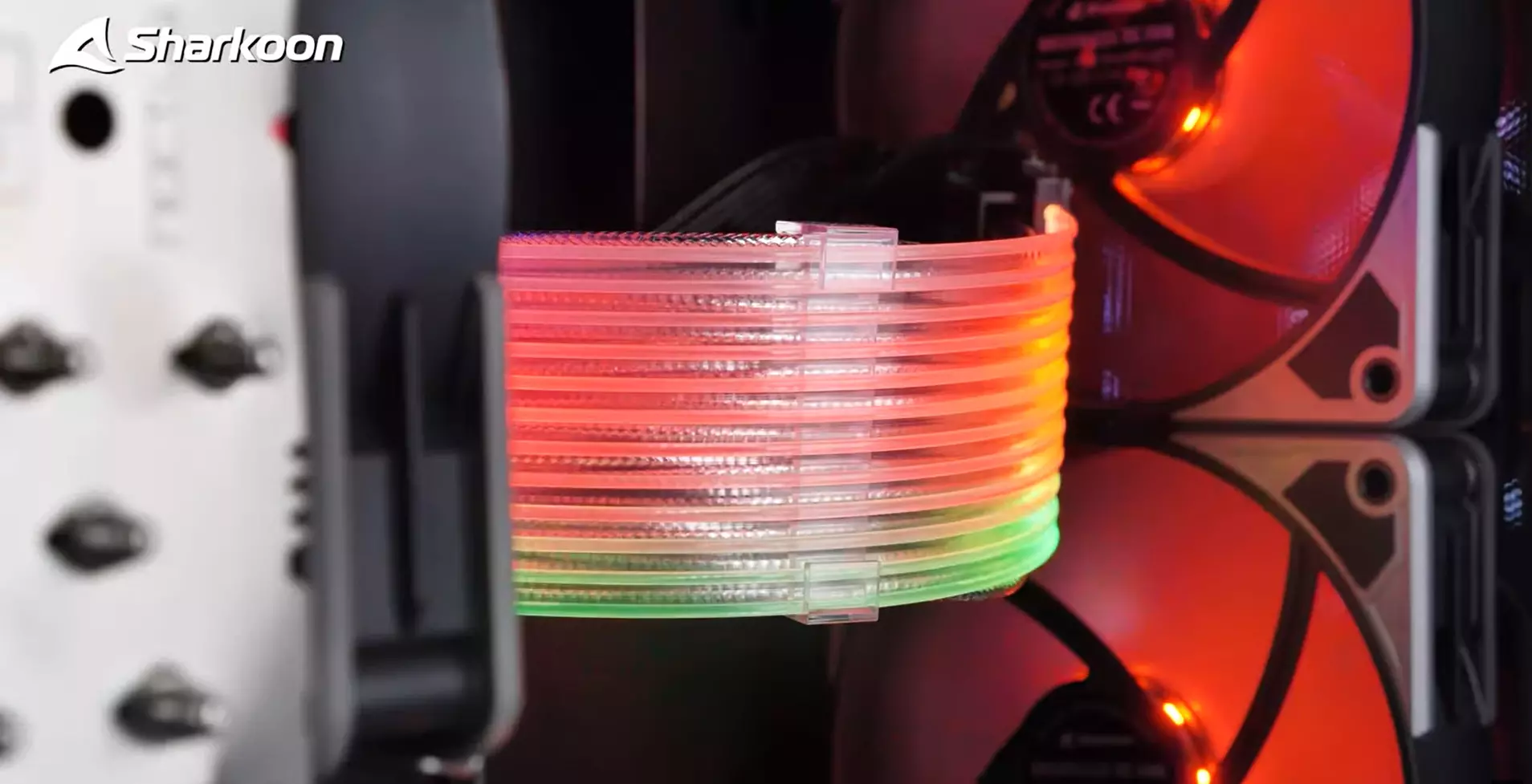 Speciális tápkábelek alaplapokhoz és videokártyákhoz aRGB LED világítással, a Sharkoontól