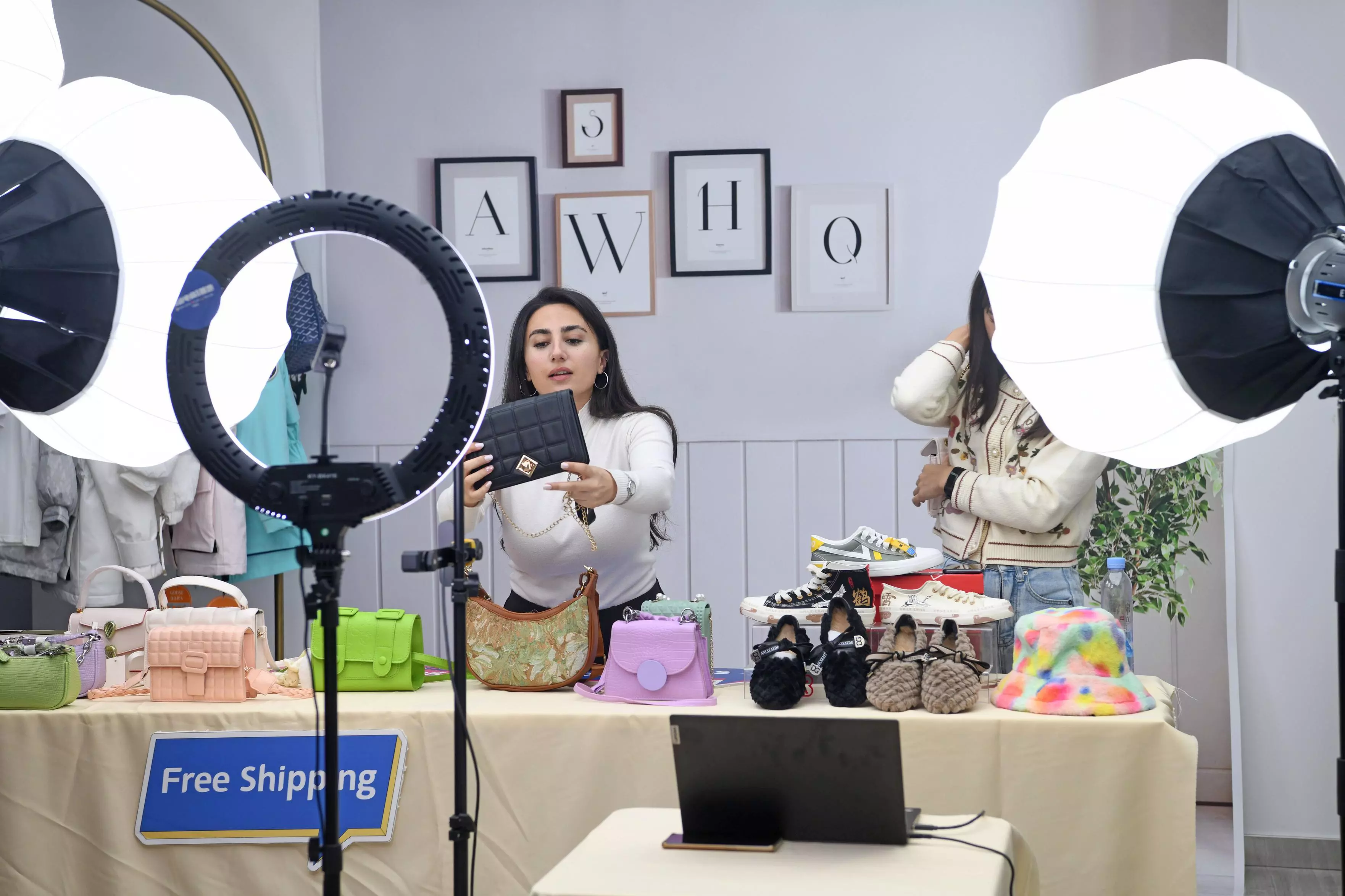 Újabb nagy dobásra készülhet a TikTok, az élő adások kerülhetnek a fókuszba