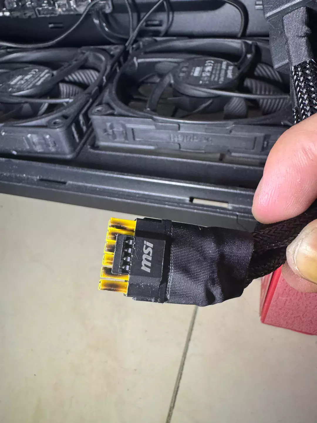 Sogar MSIs spezieller +12V-2x6-Stromanschluss mit gelber Innenseite ist bei einer GeForce RTX 50-Grafikkarte geschmolzen