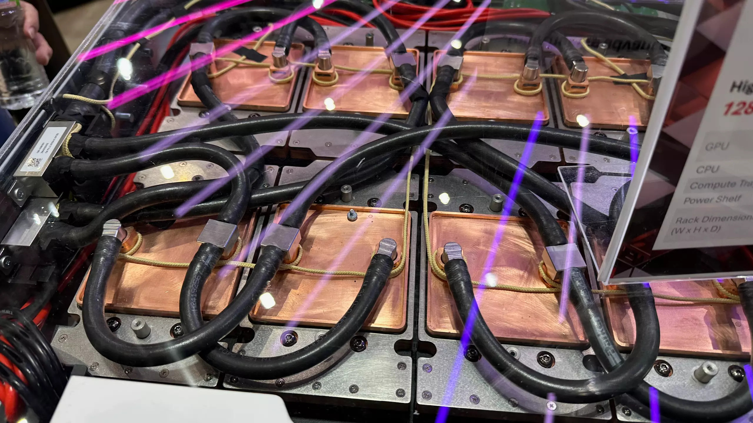 A Pegatron 128 darab AMD MI350X-es AI gyorsítóból álló rack szekrényt készített – 1,177 PFLOP/s-os teljesítményre képes