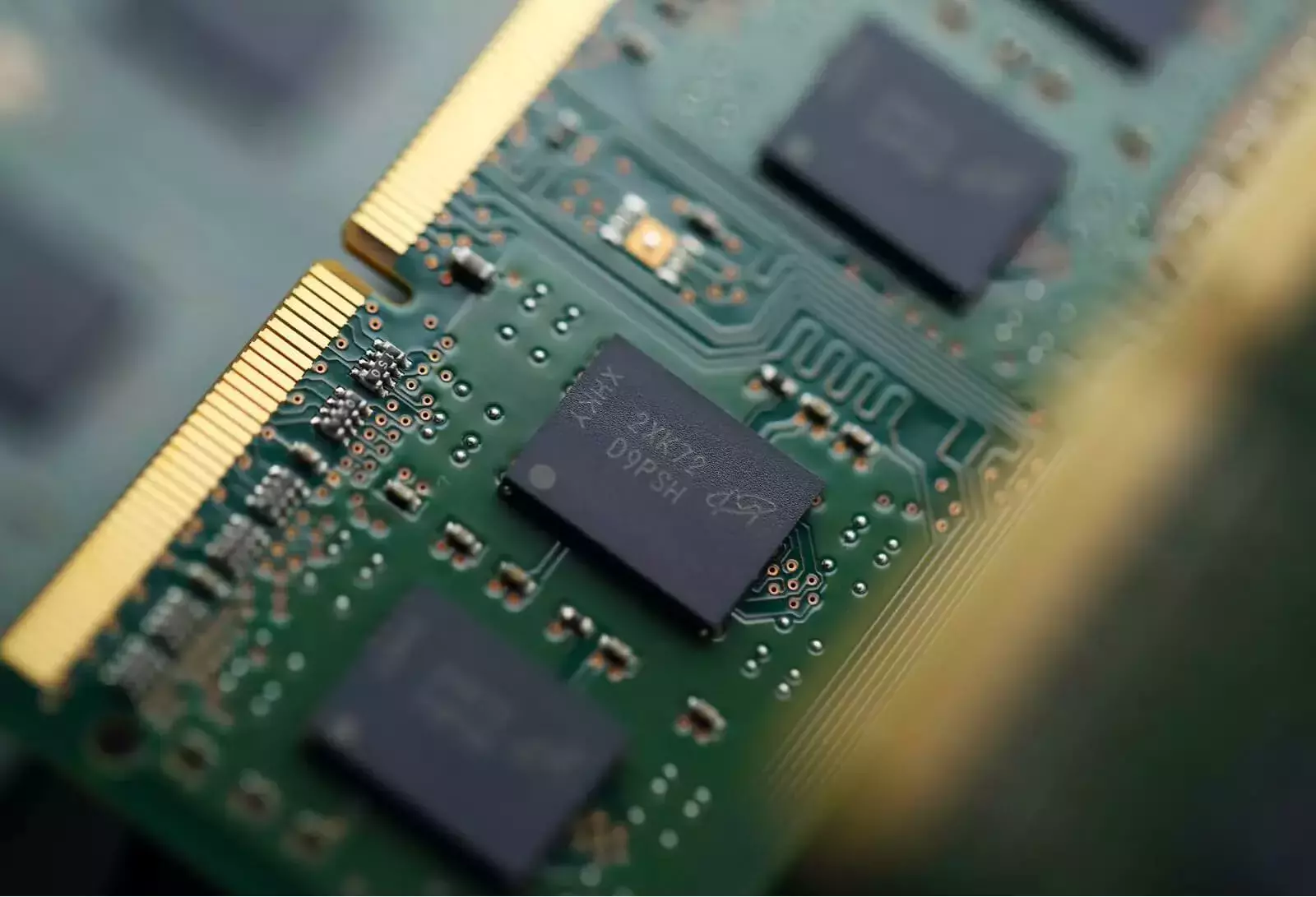 Még drágábbak lesznek a DDR4-es memóriachipek – A Micron is leállítja a gyártásukat