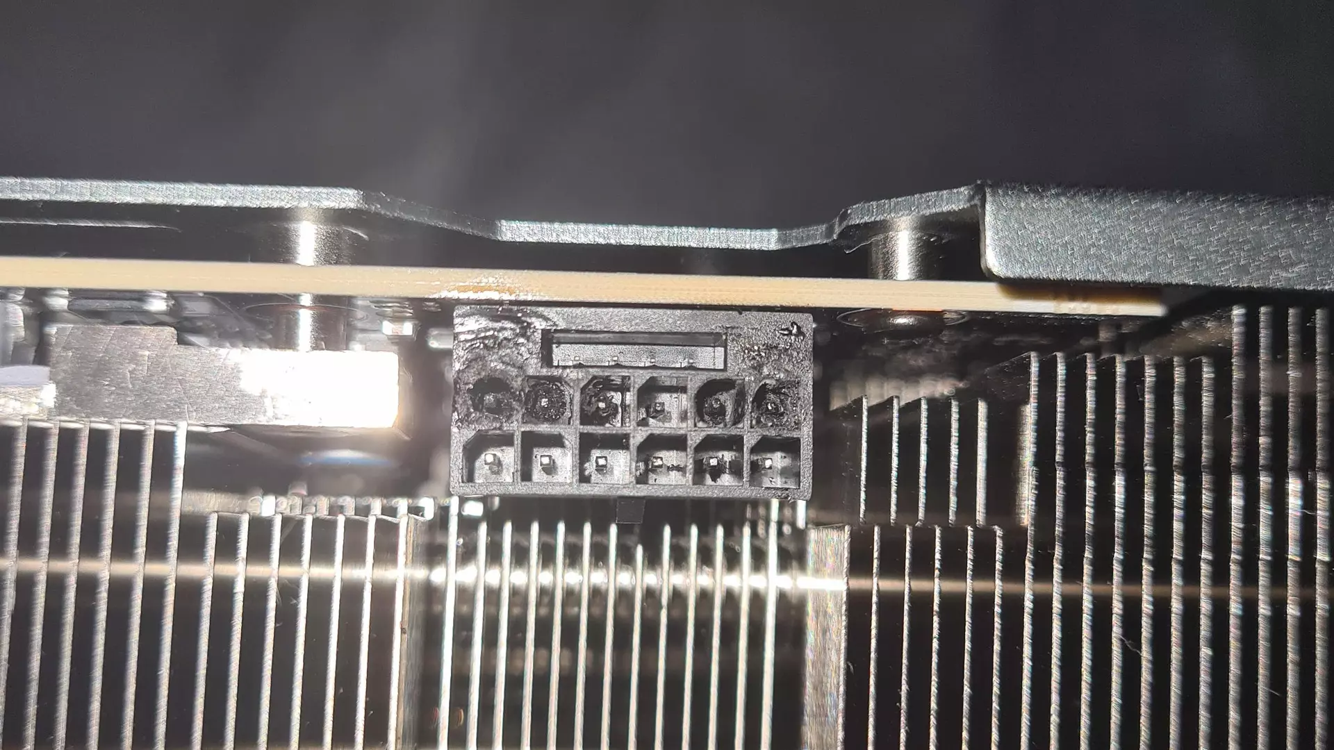 Megolvadt egy GeForce RTX 3060 Ti videokártya +12VHPWR tápcsatlakozója