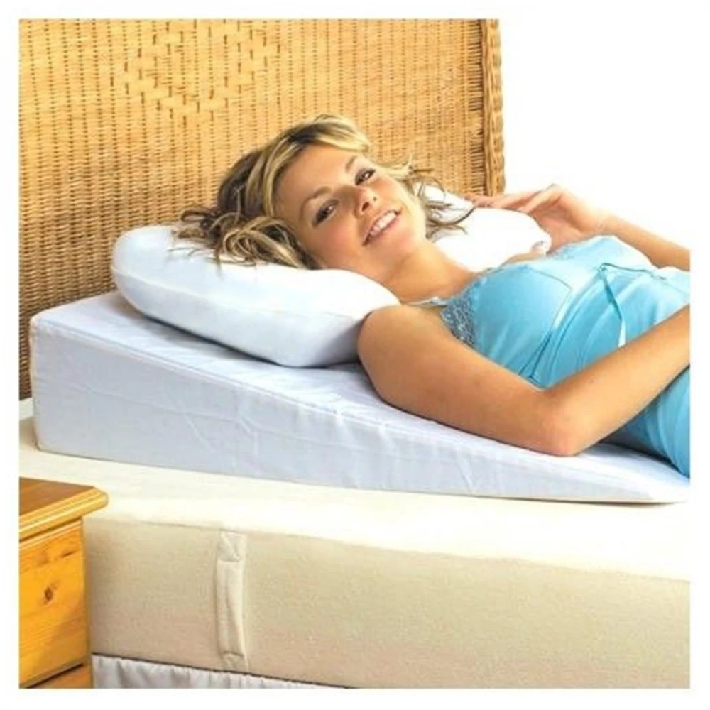 Спать на низкой подушке. Подушка Bed Wedge. Приспособления для сна. Подушка для сна полулежа. Ортопедическая подушка для сна.
